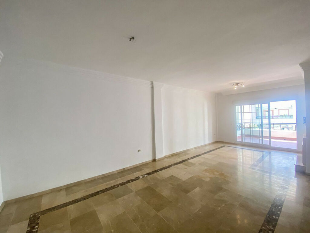 Middle Floor Apartment Nueva Andalucía Málaga - image 5