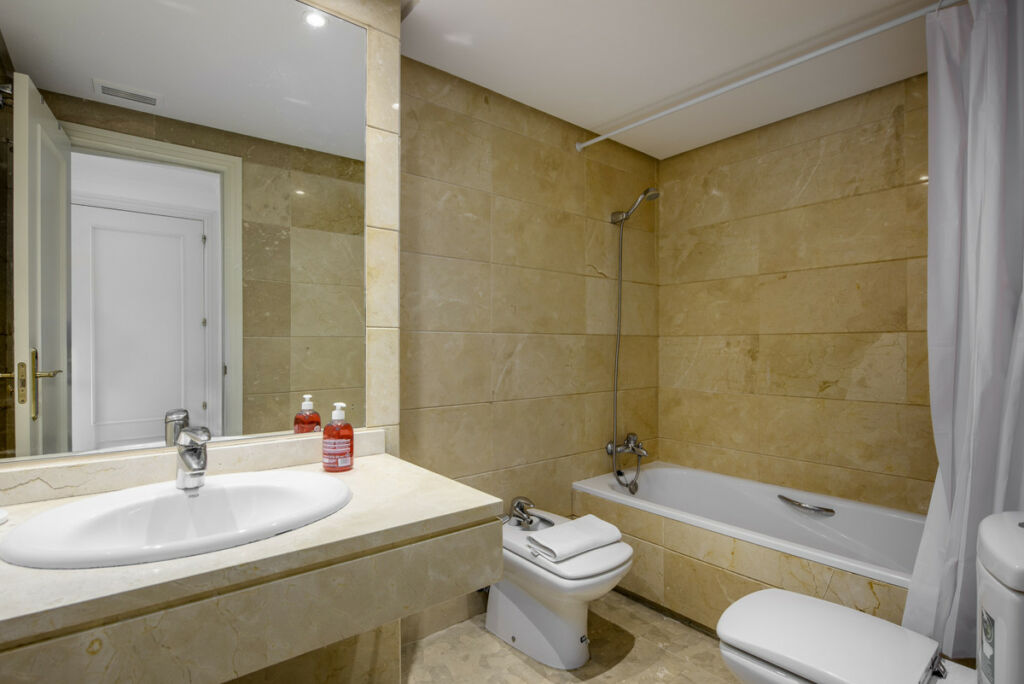 Middle Floor Apartment Nueva Andalucía Málaga - image 5