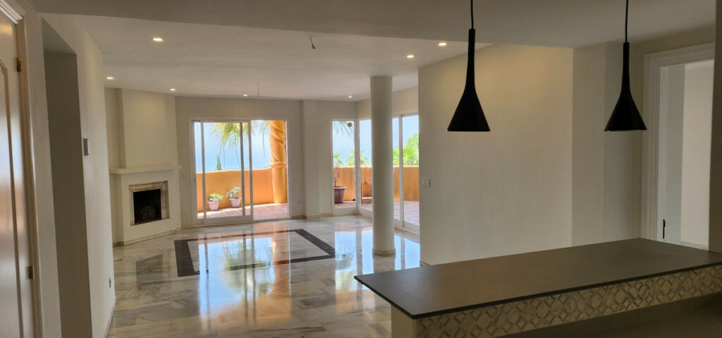 Middle Floor Apartment Calahonda Málaga - image 5