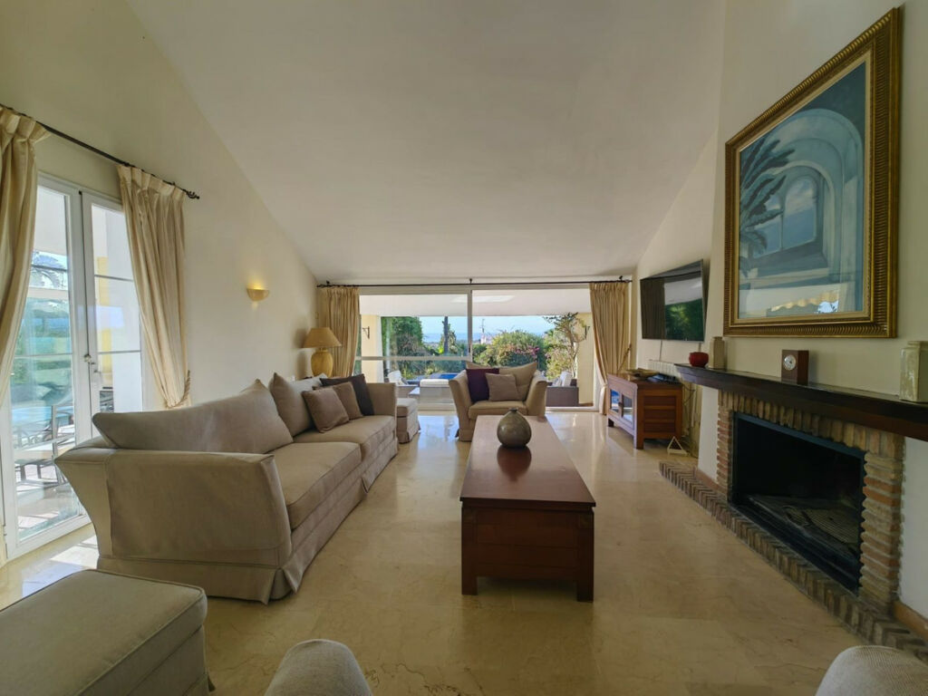 Detached Villa Estepona Málaga - image 5