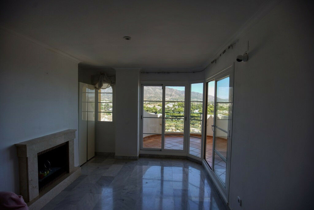 Middle Floor Apartment Nueva Andalucía Málaga - image 5
