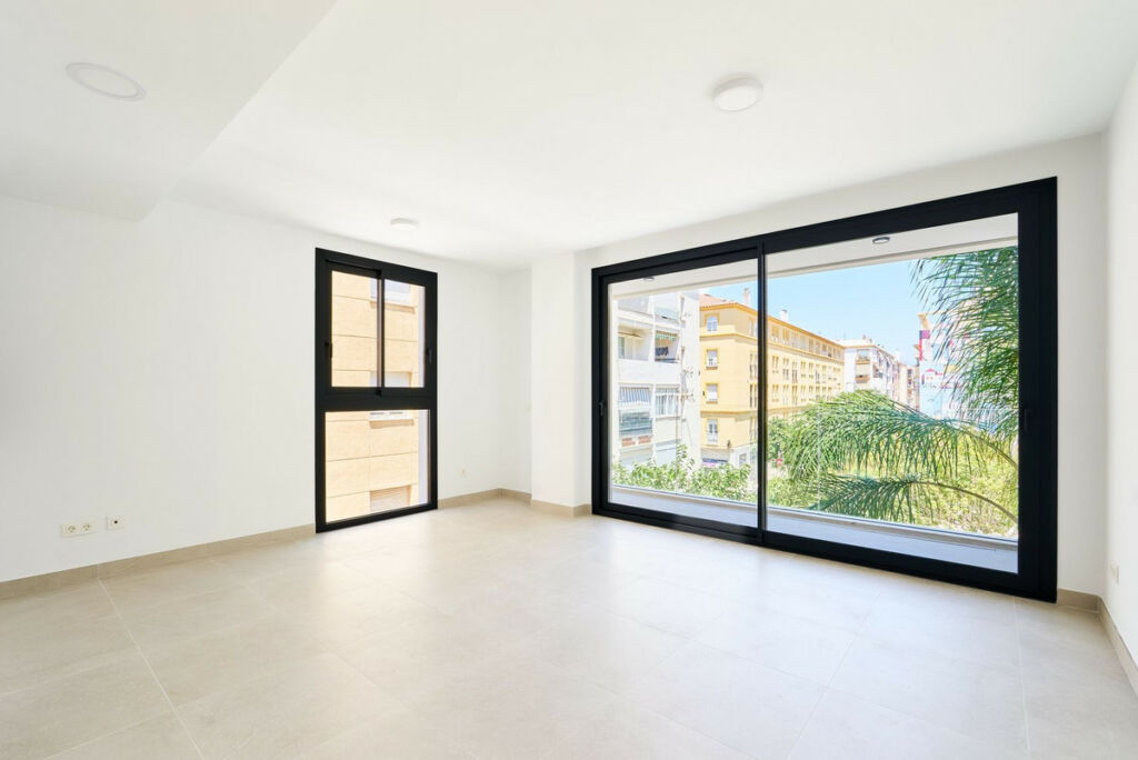 Middle Floor Apartment Estepona Málaga - image 5
