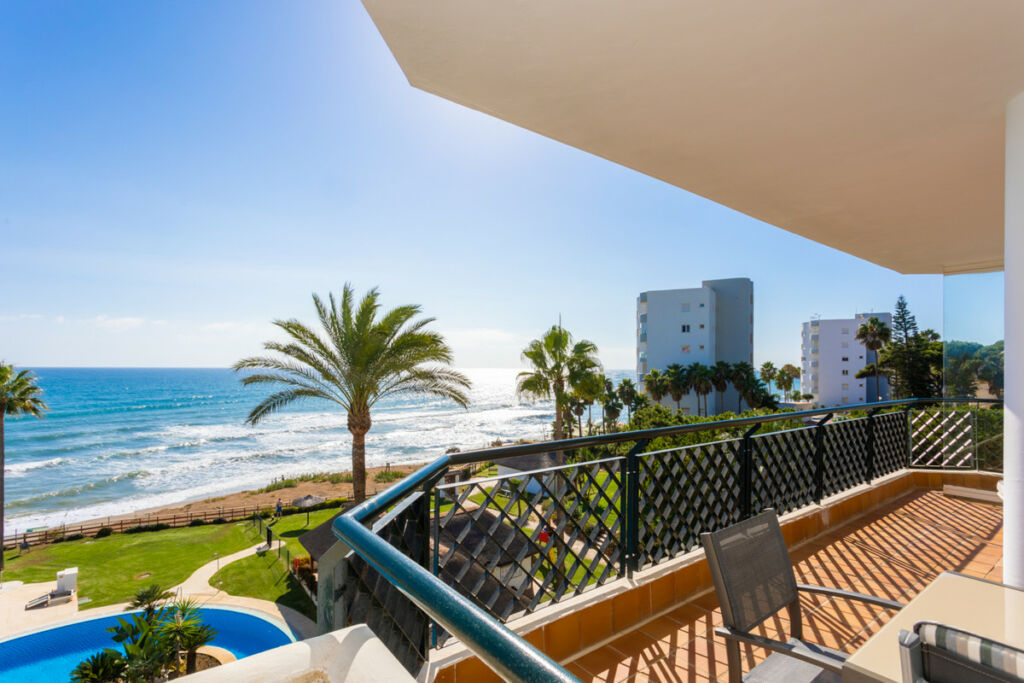 Middle Floor Apartment Calahonda Málaga - image 5