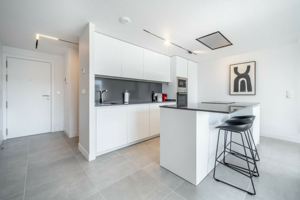 Middle Floor Apartment Estepona Málaga - image 5
