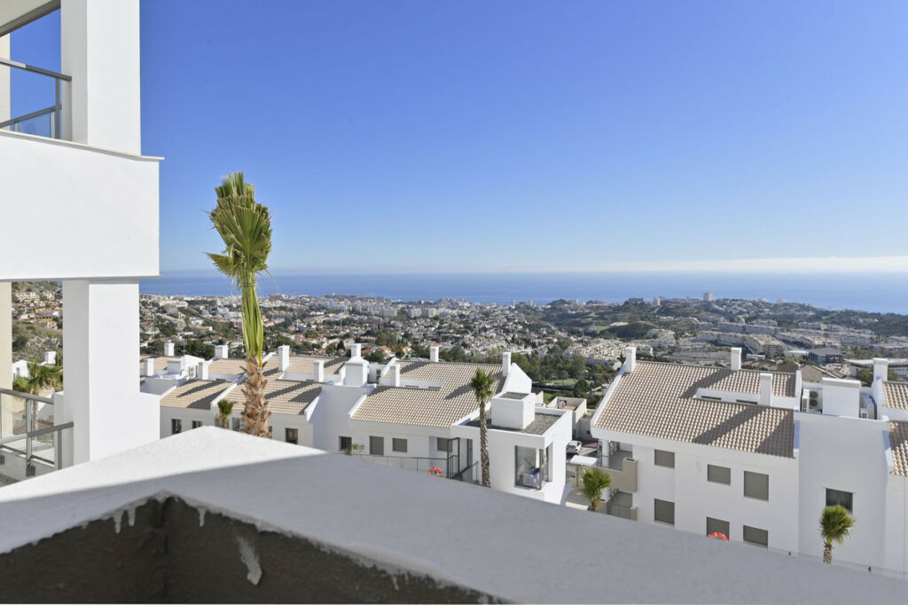 Middle Floor Apartment Benalmadena Málaga - image 5