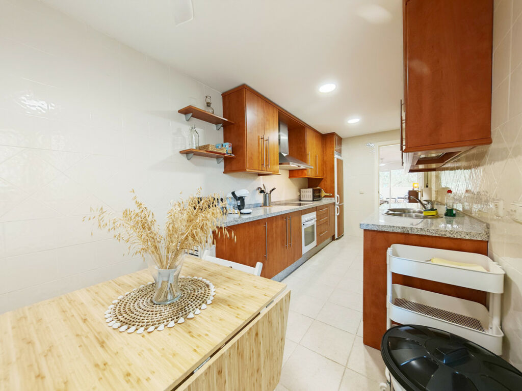 Middle Floor Apartment Elviria Málaga - image 5
