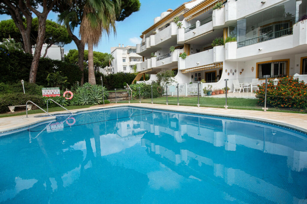 Ground Floor Apartment Calahonda Málaga - image 5