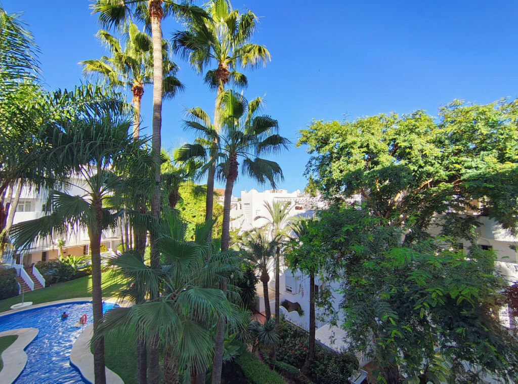 Middle Floor Apartment The Golden Mile Málaga - image 5