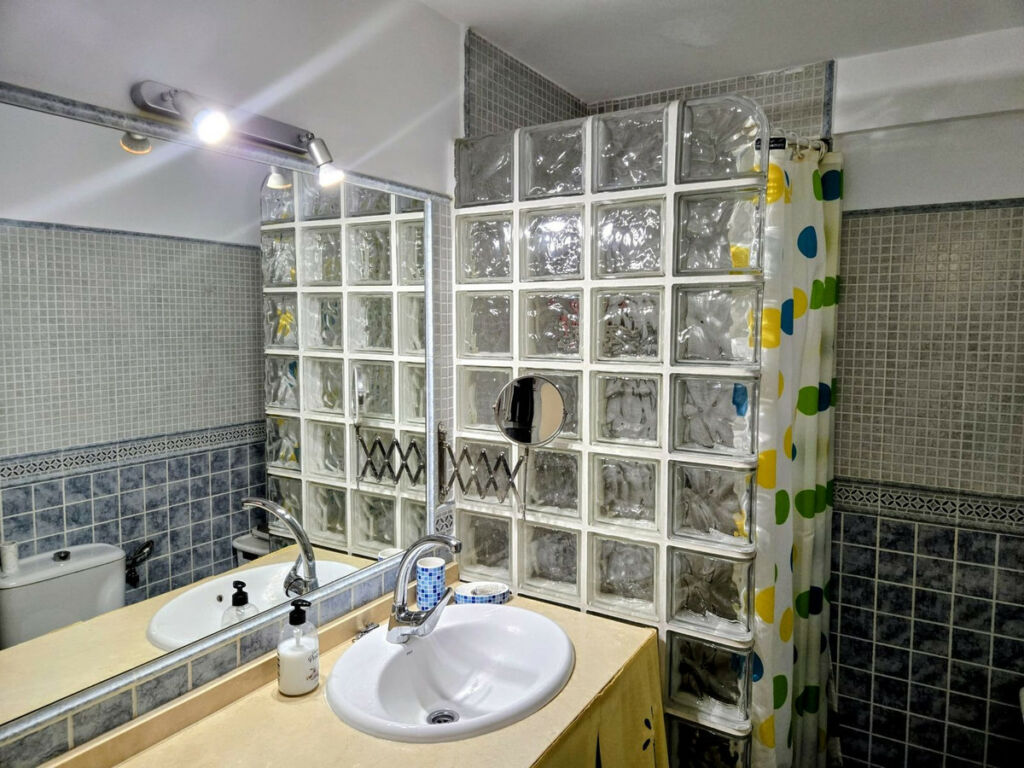 Middle Floor Apartment Montemar Málaga - image 5