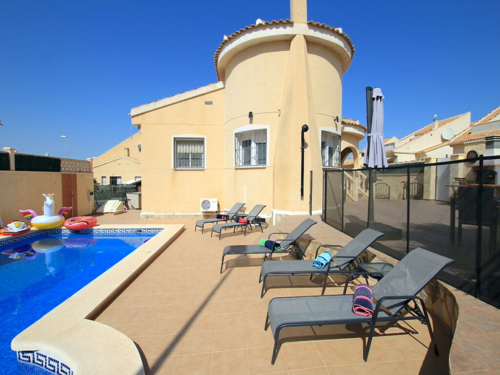 Detached Villa Benimar Alicante - image 5