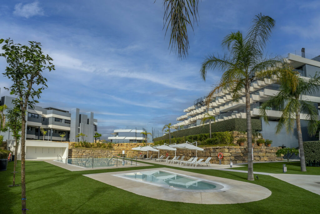 Middle Floor Apartment Estepona Málaga - image 5