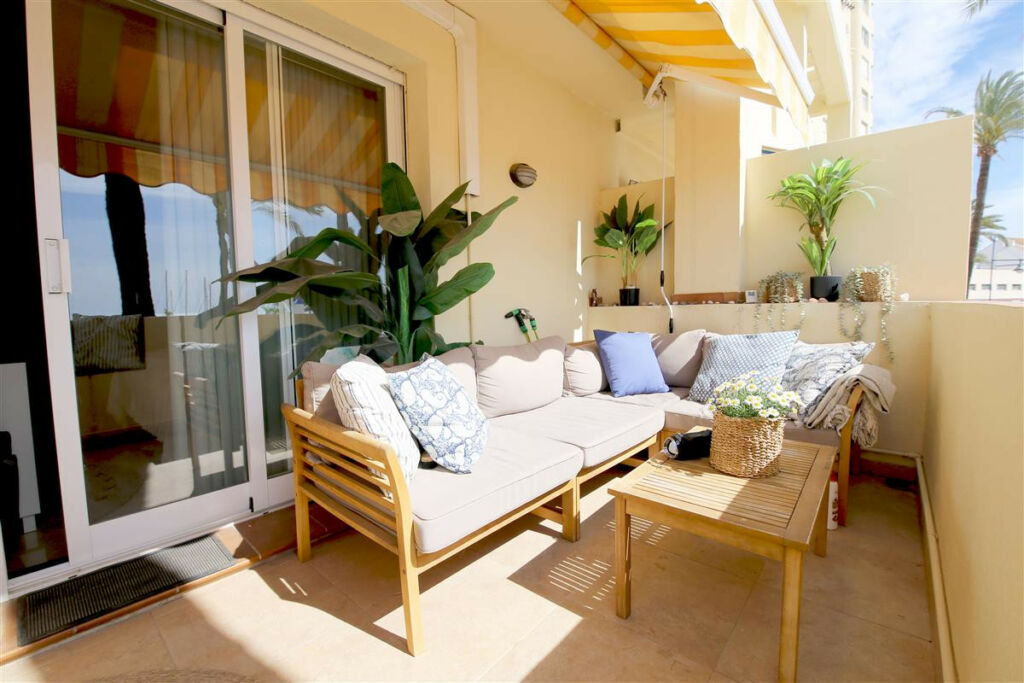 Middle Floor Apartment Estepona Málaga - image 5