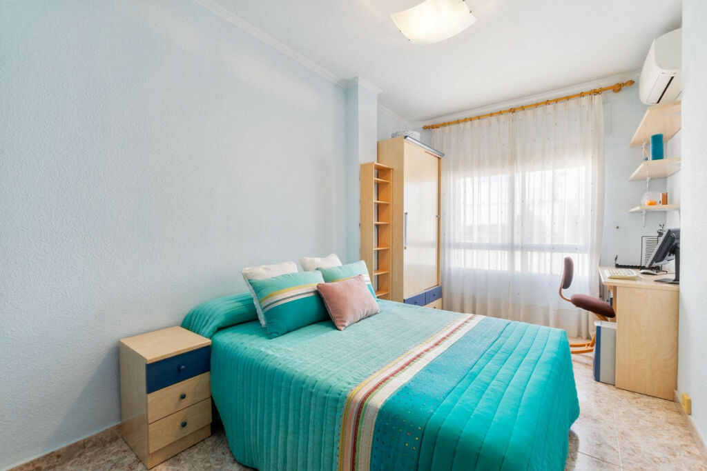 Middle Floor Apartment Torrevieja Alicante - image 5
