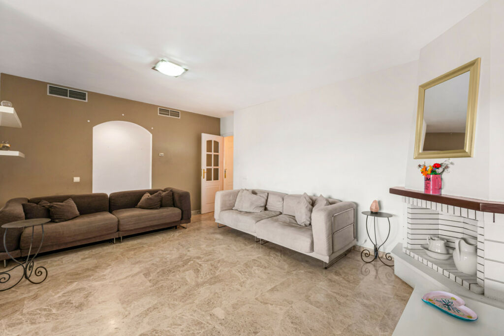 Middle Floor Apartment Nueva Andalucía Málaga - image 5