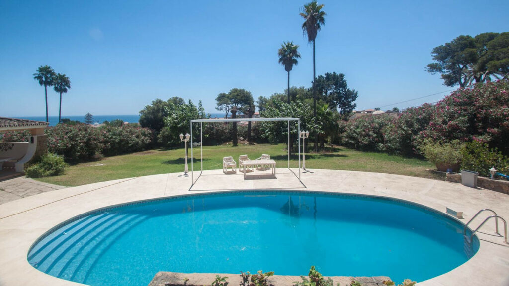 Detached Villa Estepona Málaga - image 5