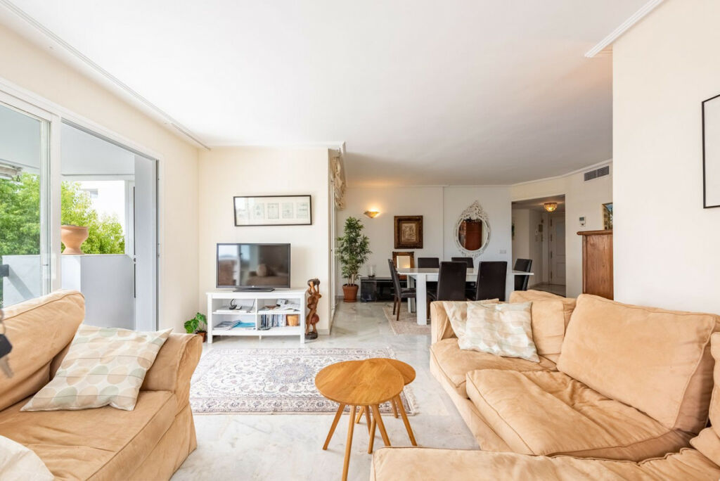 Middle Floor Apartment Bel Air Málaga - image 5