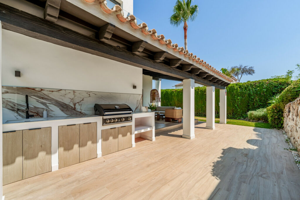Detached Villa Nueva Andalucía Málaga - image 5