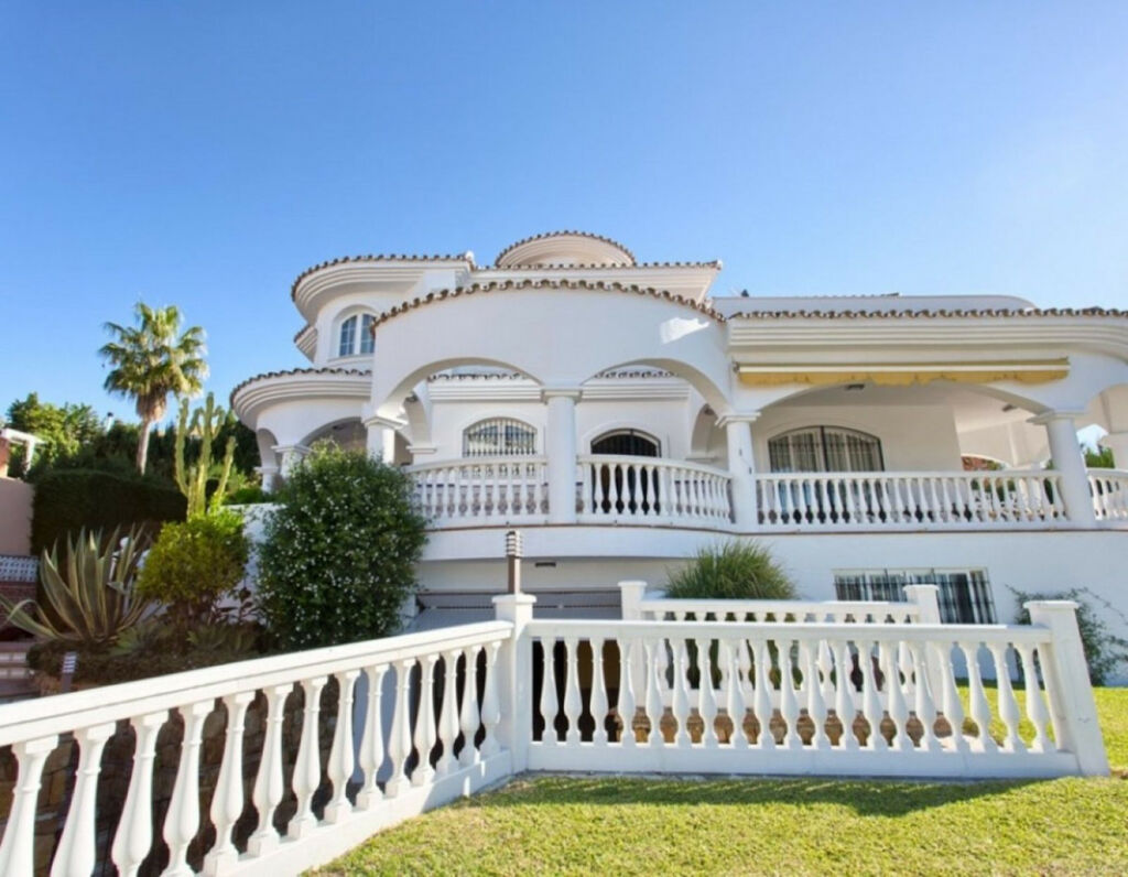 Detached Villa Torrequebrada Málaga - image 5