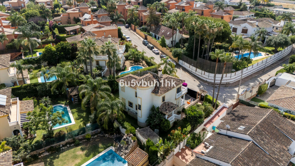 Detached Villa Sierrezuela Málaga - image 5