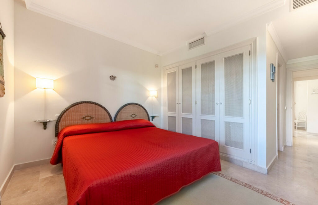 Middle Floor Apartment Nueva Andalucía Málaga - image 5