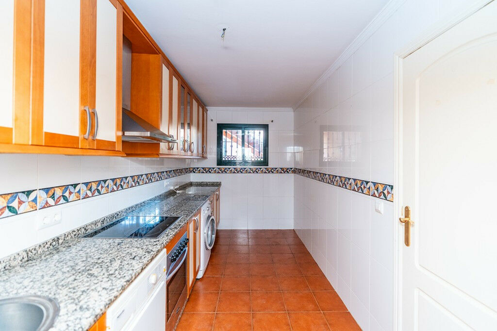 Middle Floor Apartment Elviria Málaga - image 5