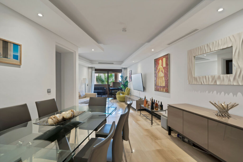 Middle Floor Apartment Estepona Málaga - image 5