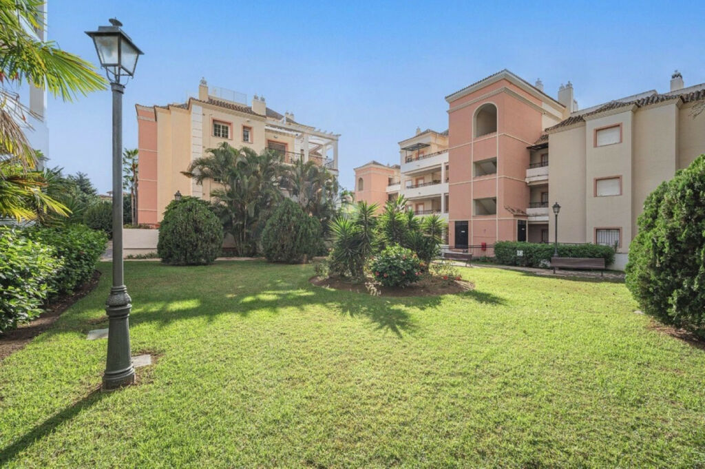 Middle Floor Apartment Las Brisas Málaga - image 5