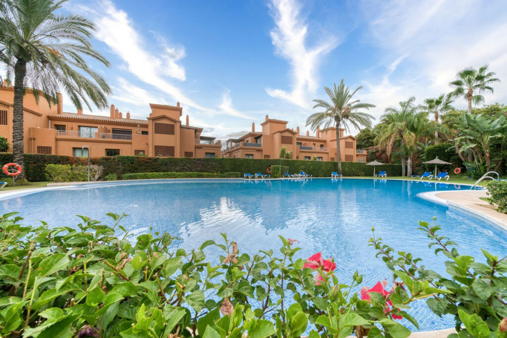 Middle Floor Apartment Estepona Málaga - image 7