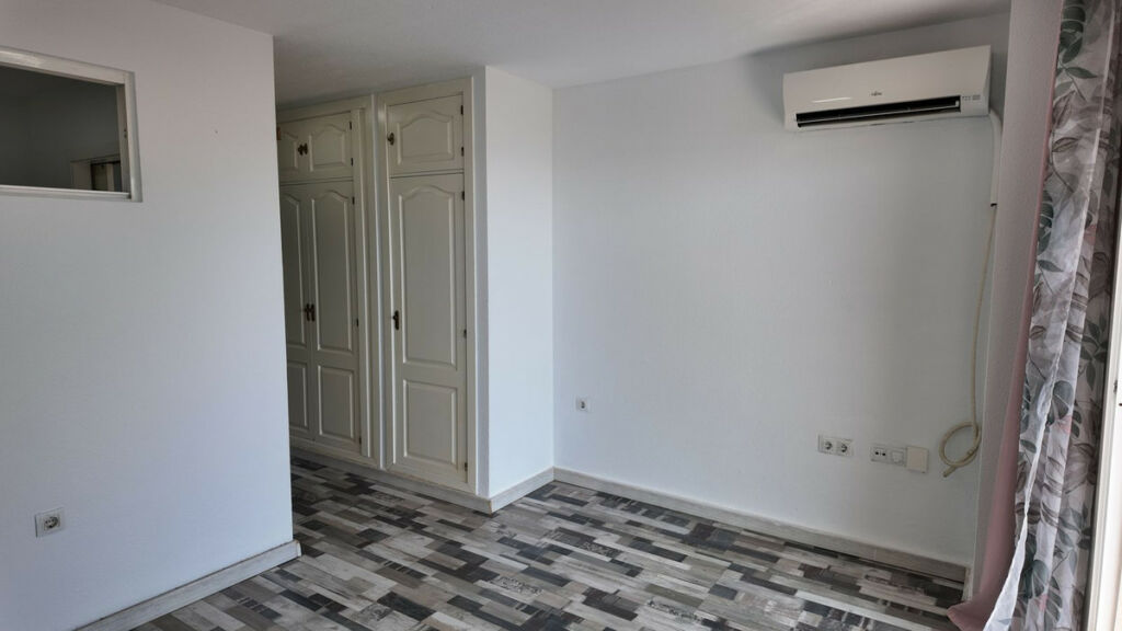 Middle Floor Apartment Benalmadena Málaga - image 5