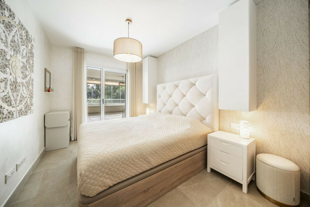 Middle Floor Apartment Estepona Málaga - image 5