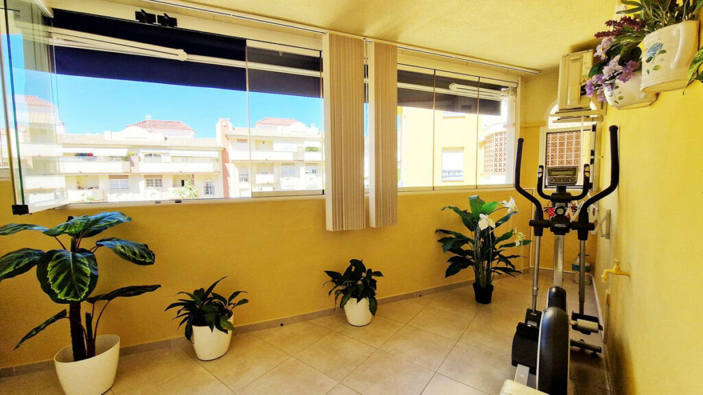 Middle Floor Apartment Benalmadena Málaga - image 5