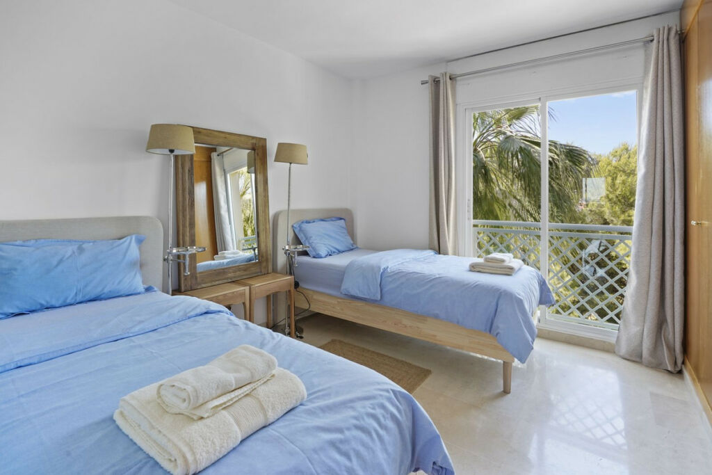 Middle Floor Apartment Cabopino Málaga - image 5
