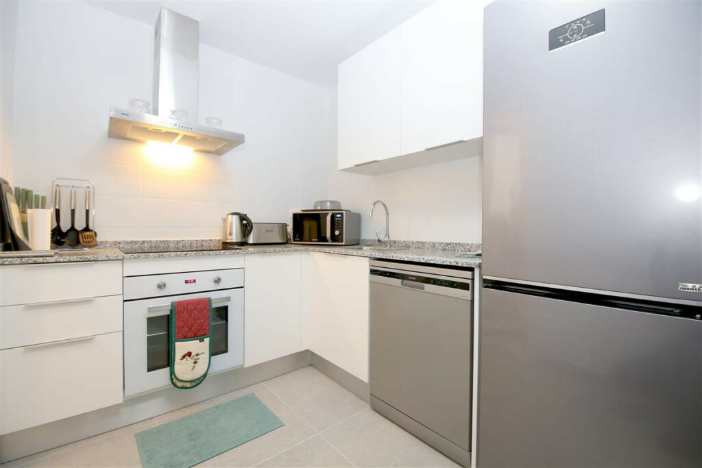 Middle Floor Apartment Estepona Málaga - image 5