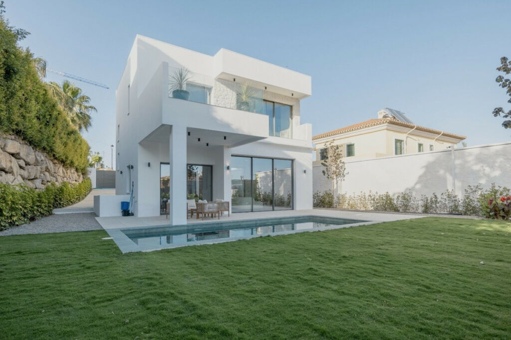 Detached Villa Estepona Málaga - image 5