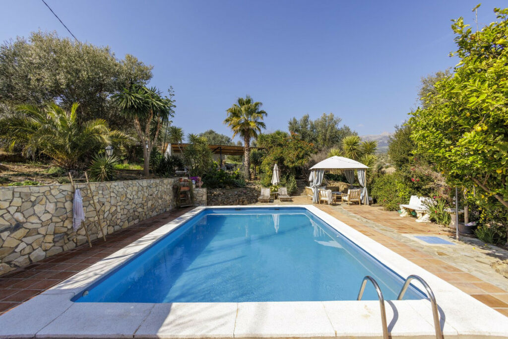 Detached Villa Riogordo Málaga - image 5