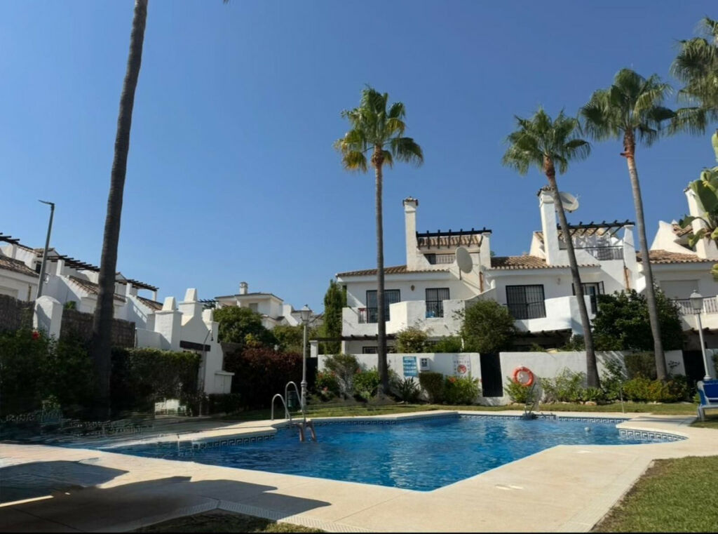 Townhouse Nueva Andalucía Málaga - image 5