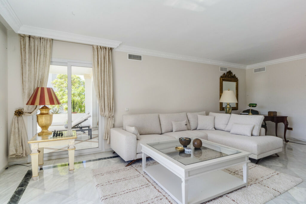 Middle Floor Apartment The Golden Mile Málaga - image 5