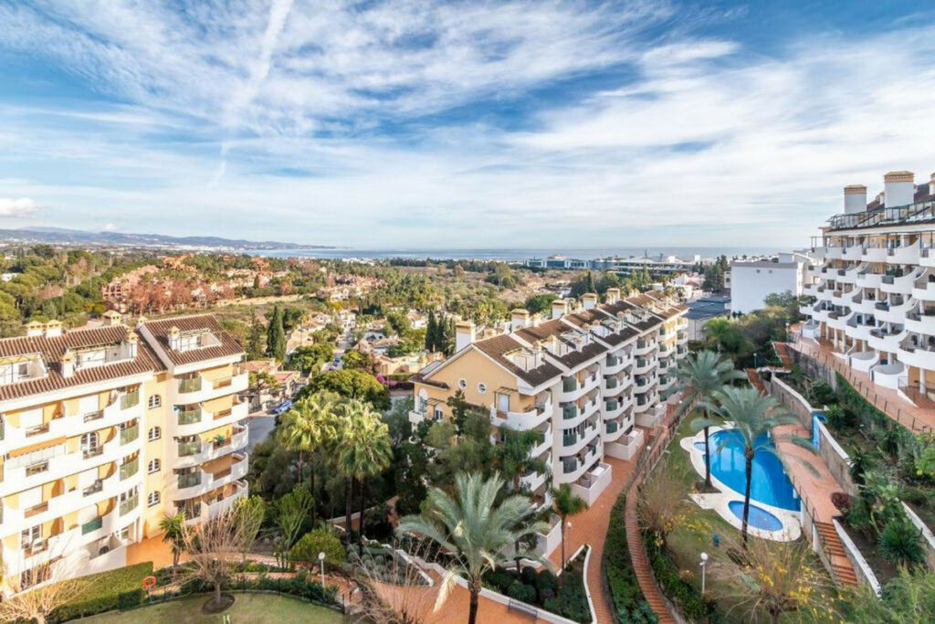 Middle Floor Apartment Nueva Andalucía Málaga - image 5
