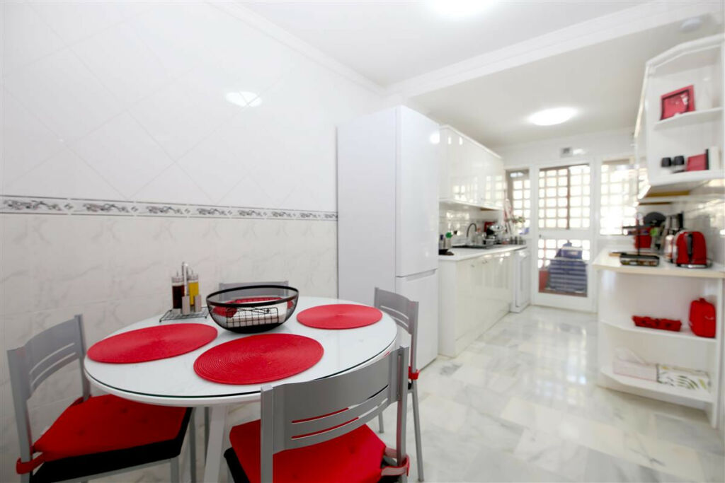 Middle Floor Apartment Estepona Málaga - image 5