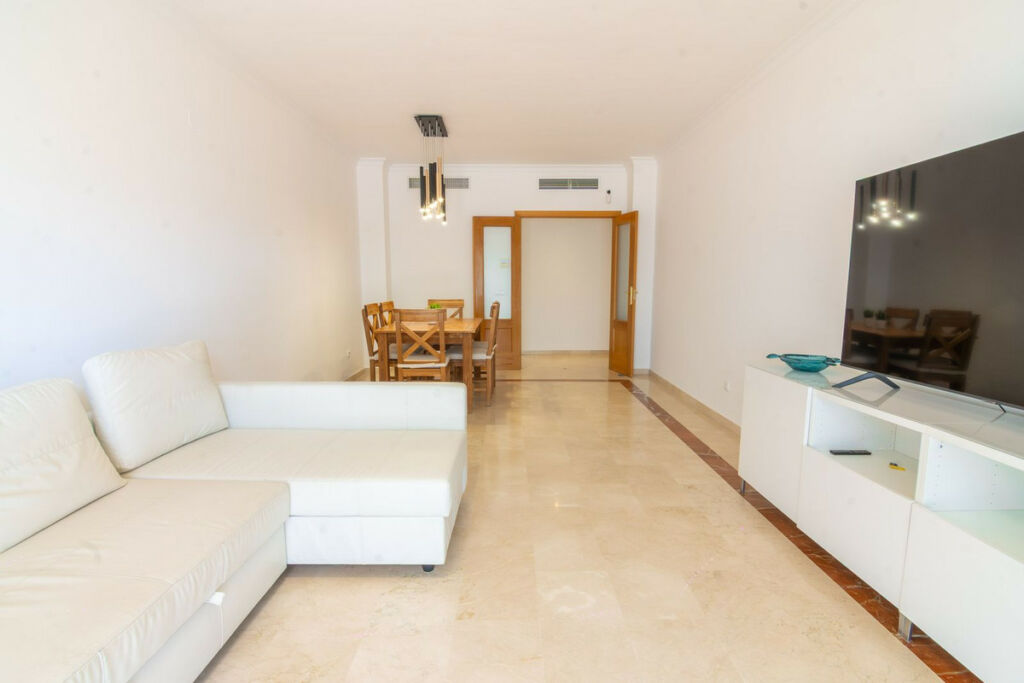 Middle Floor Apartment Estepona Málaga - image 5
