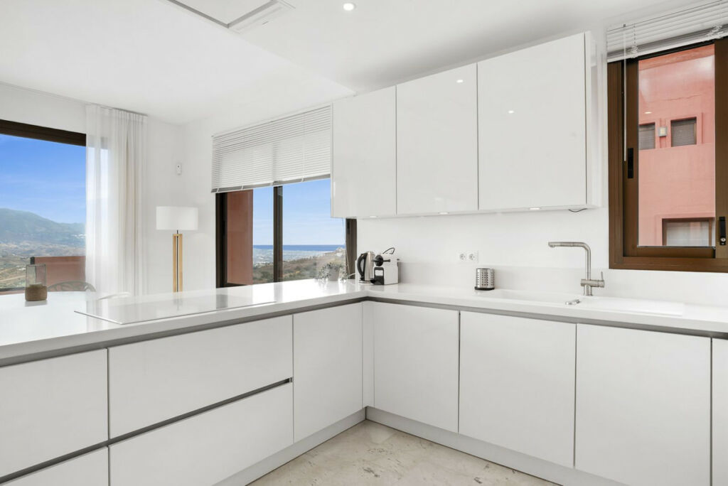Middle Floor Apartment La Mairena Málaga - image 5
