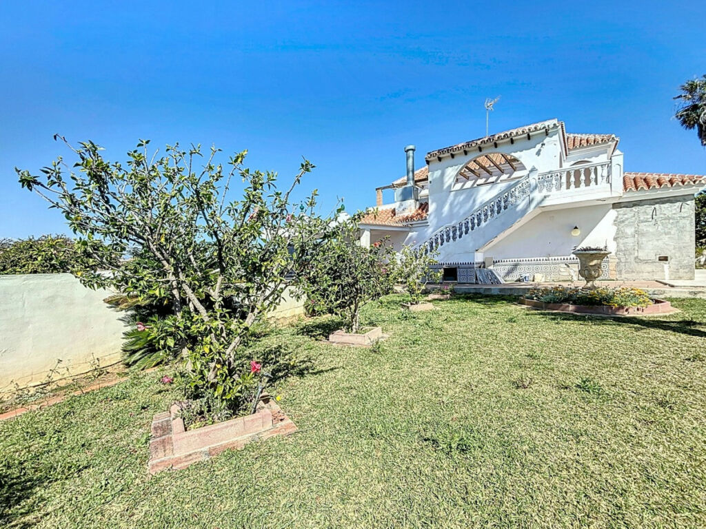Detached Villa Almayate Málaga - image 5
