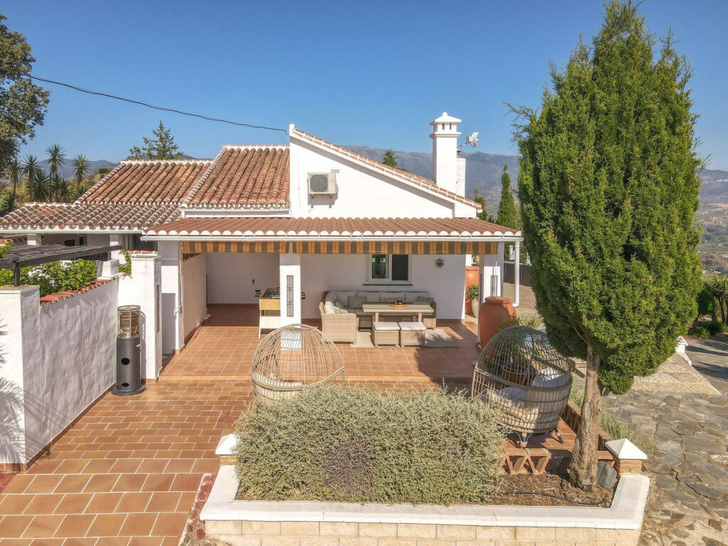 Detached Villa Guaro Málaga - image 5