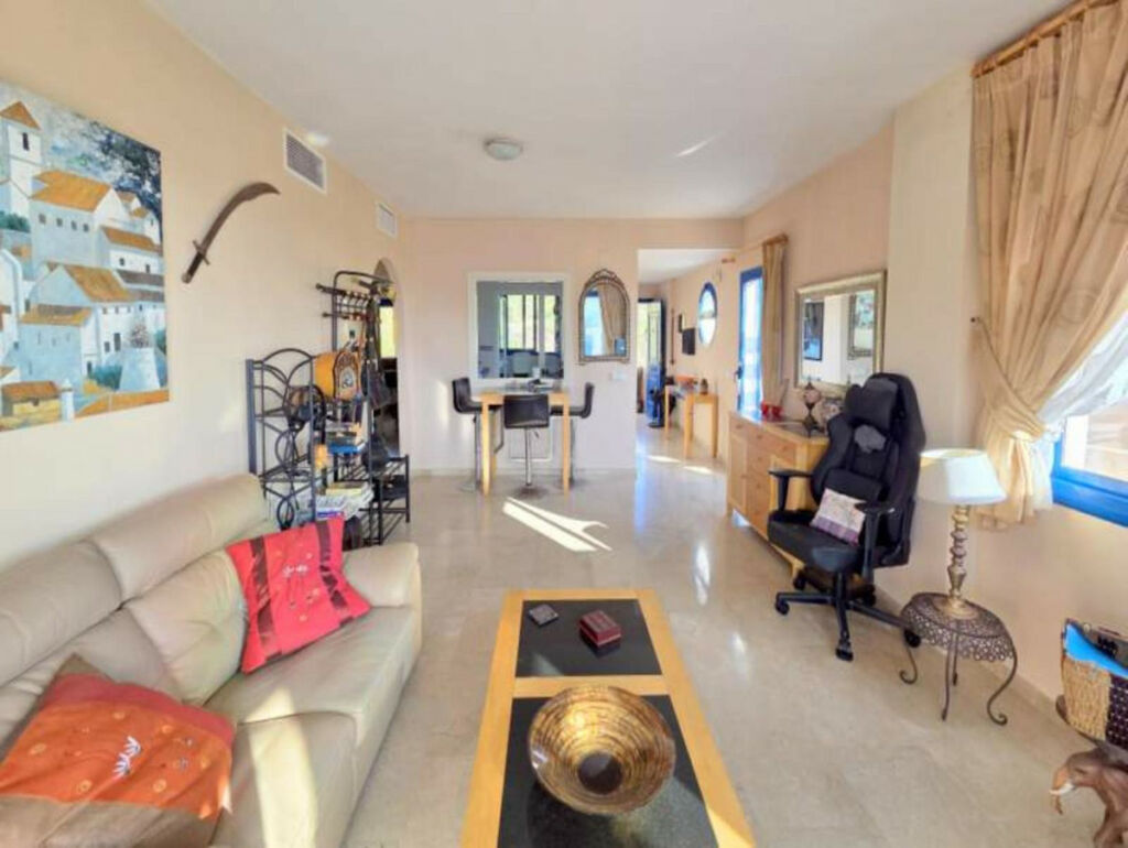 Middle Floor Apartment La Duquesa Málaga - image 5