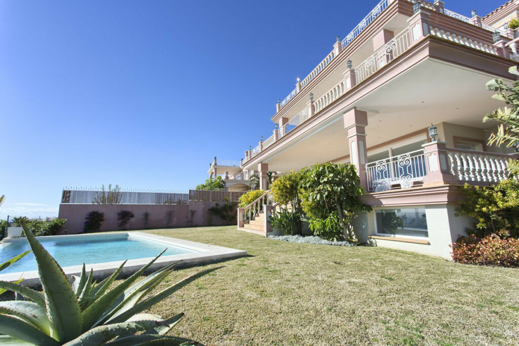 Detached Villa Los Flamingos Málaga - image 5