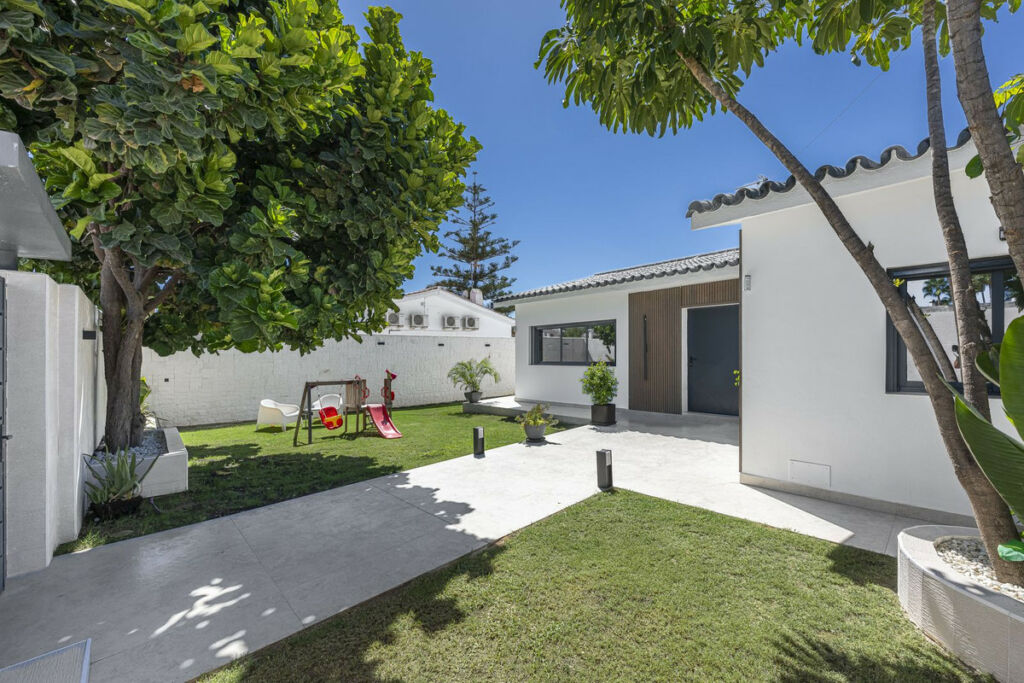 Detached Villa New Golden Mile Málaga - image 5