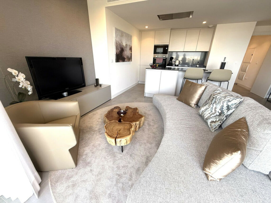 Middle Floor Apartment Estepona Málaga - image 5