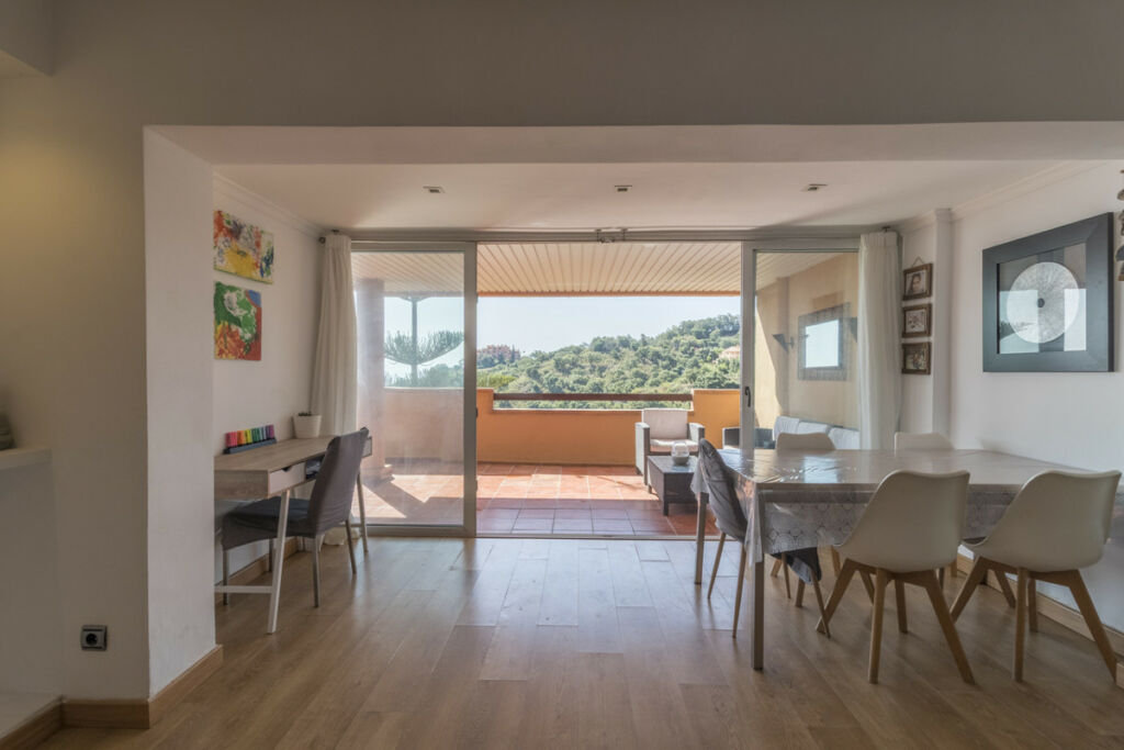 Middle Floor Apartment La Mairena Málaga - image 5