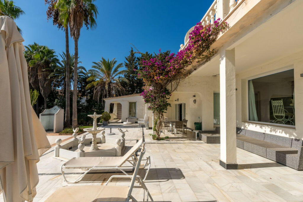 Detached Villa Estepona Málaga - image 5