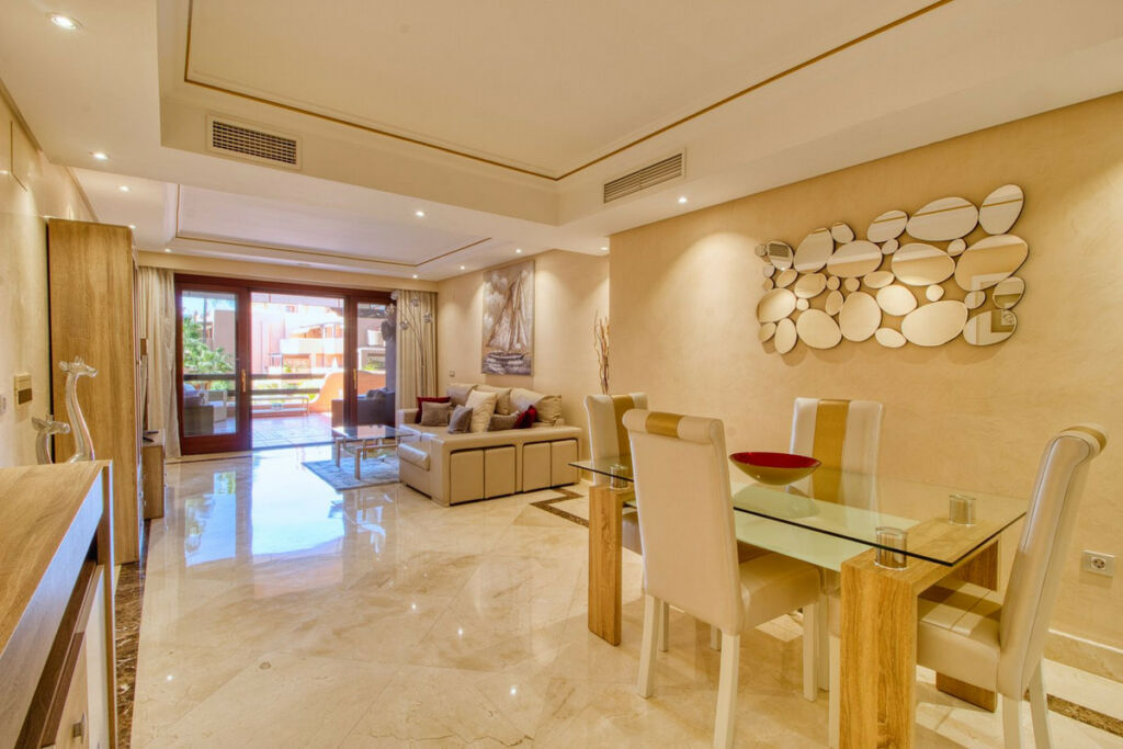 Middle Floor Apartment Estepona Málaga - image 5